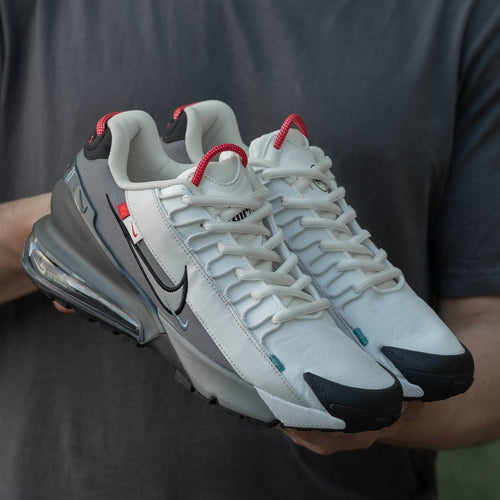 AM Pulse Roam Sneakers