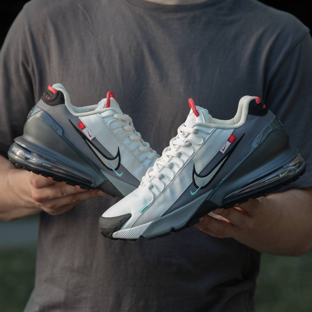 AM Pulse Roam Sneakers