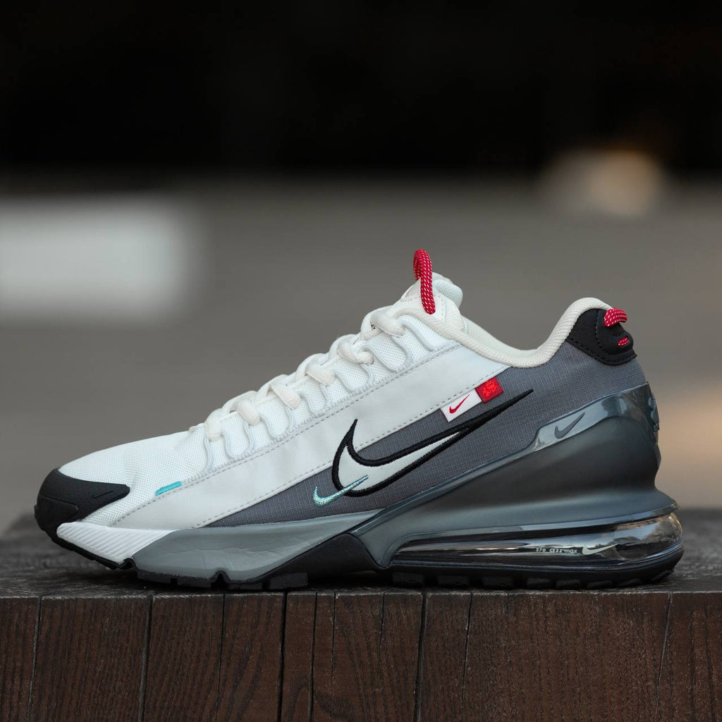 AM Pulse Roam Sneakers