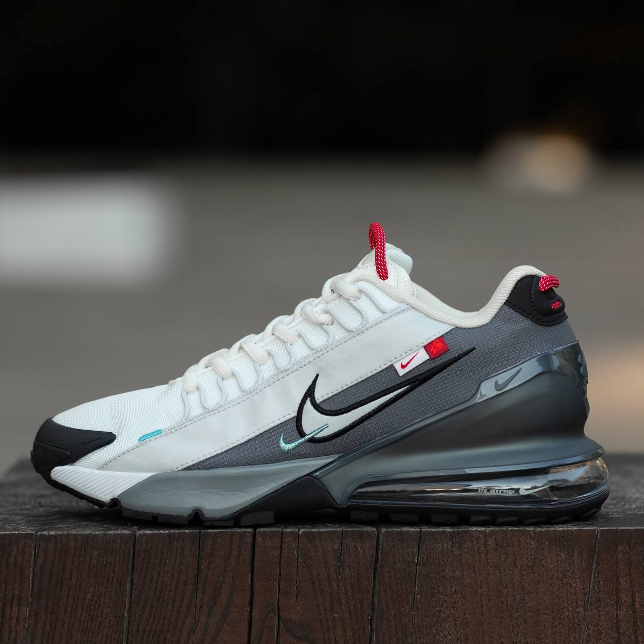 AM Pulse Roam Sneakers